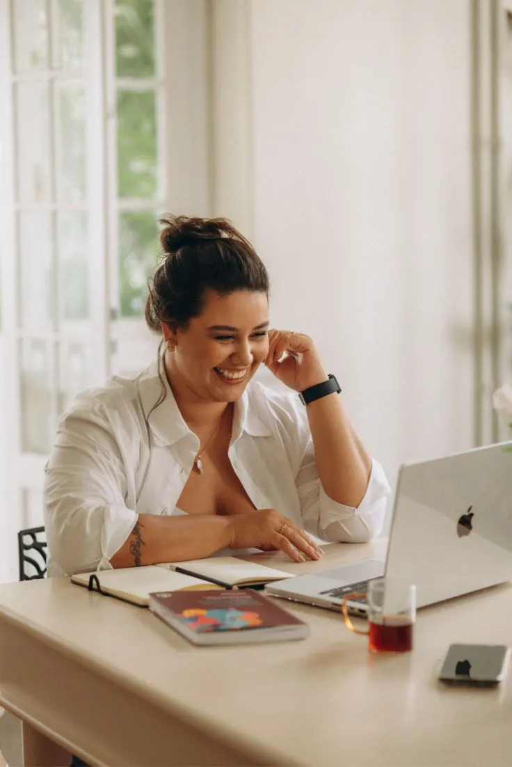 Minimalistyczne środowisko pracy soloprzedsiębiorcy, wskaźniki wydajności i schematy przepływu.